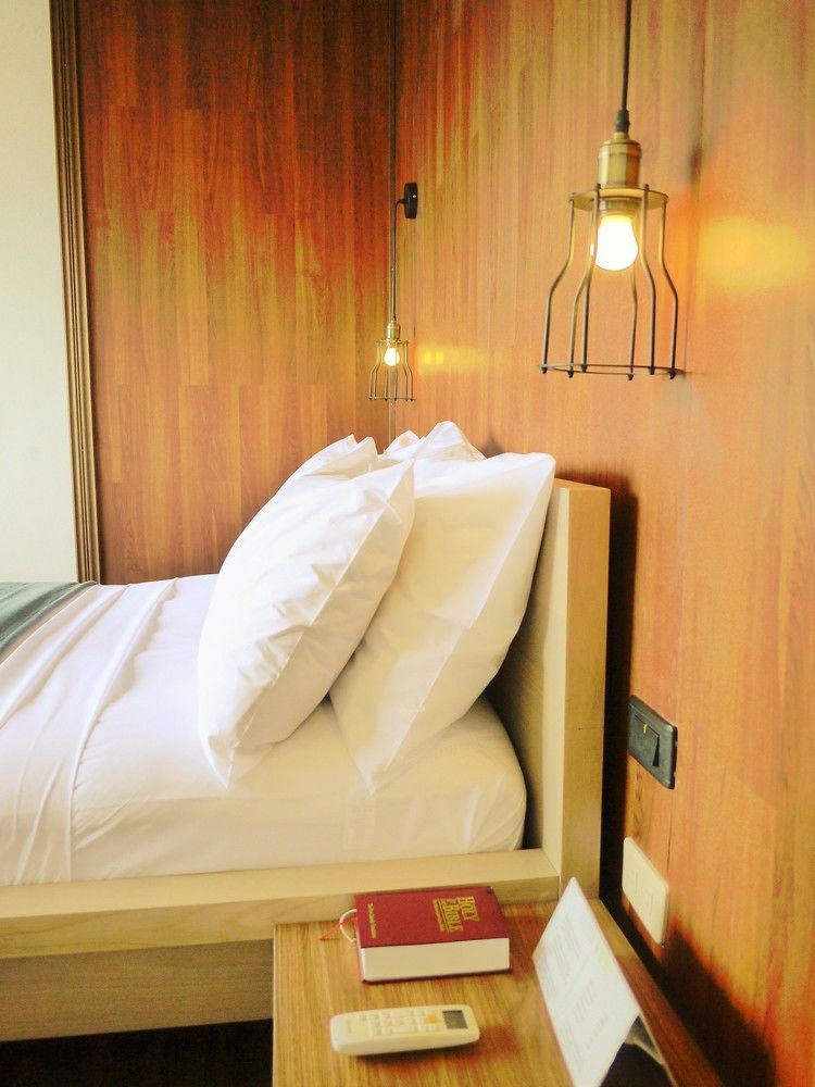 Luxeview Hotel Balabag  Buitenkant foto