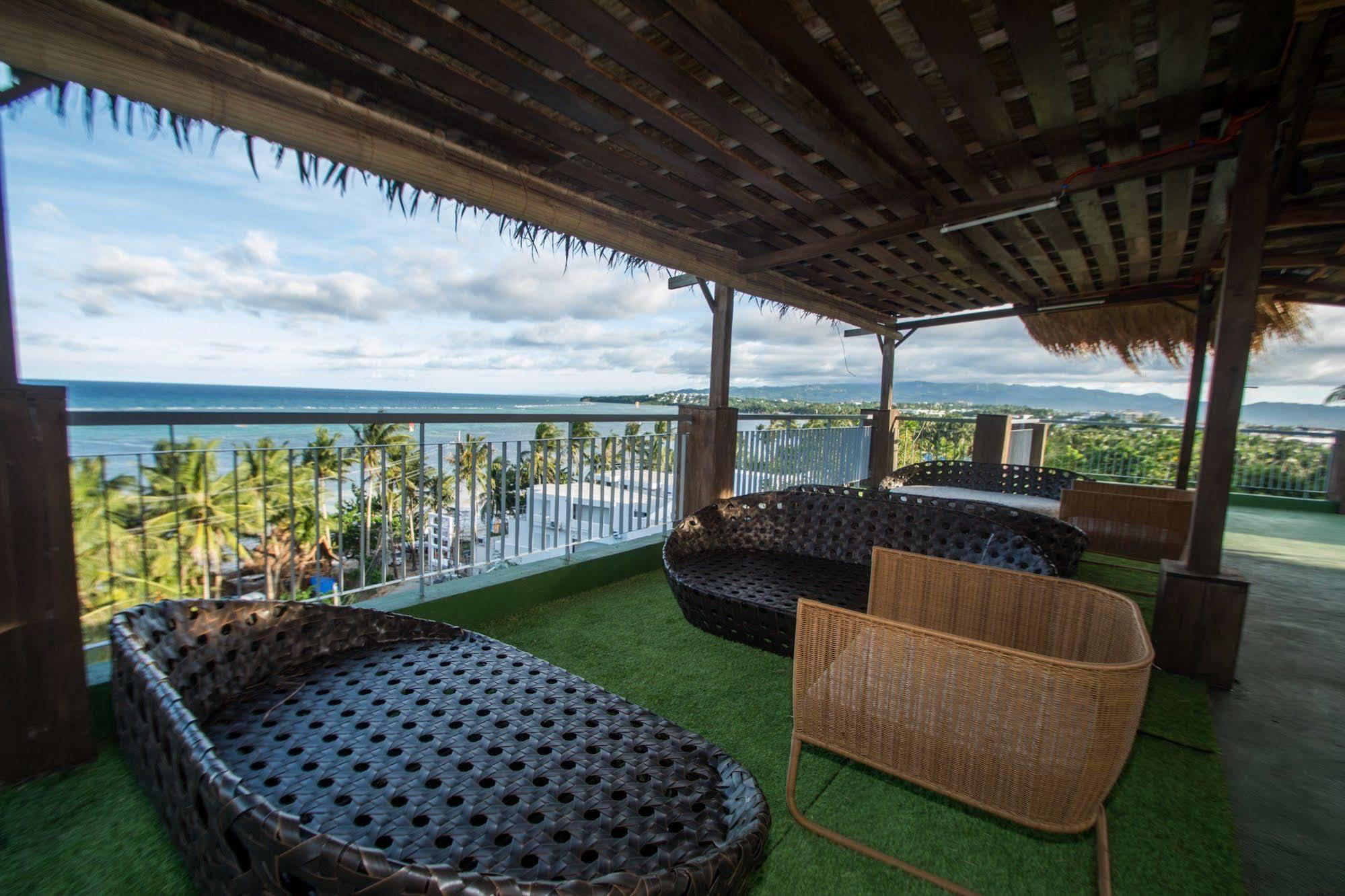 Luxeview Hotel Balabag  Buitenkant foto