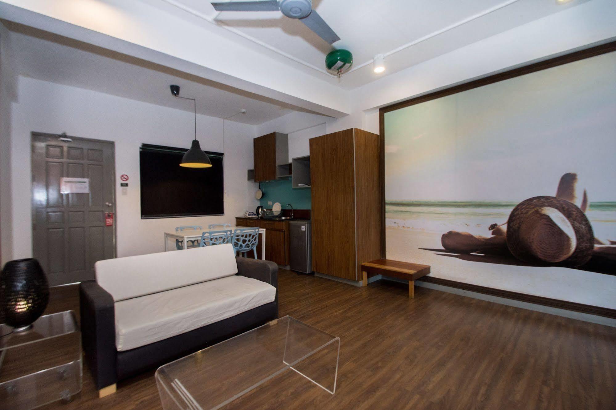 Luxeview Hotel Balabag  Buitenkant foto
